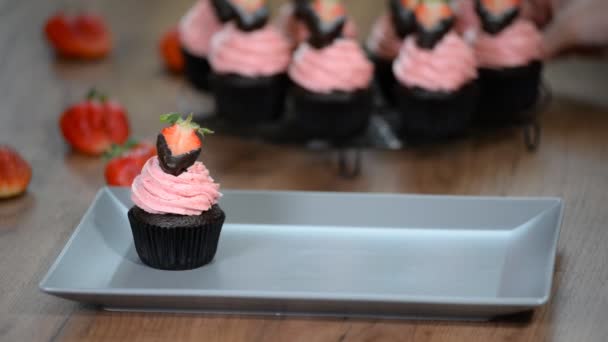 Chocolade cupcake met aardbei bovenop. — Stockvideo