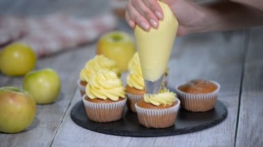 Sarı buzlanma ile dekorasyon kek. Çocukların Doğum günü partisi için çok renkli kek pişirdiğini.