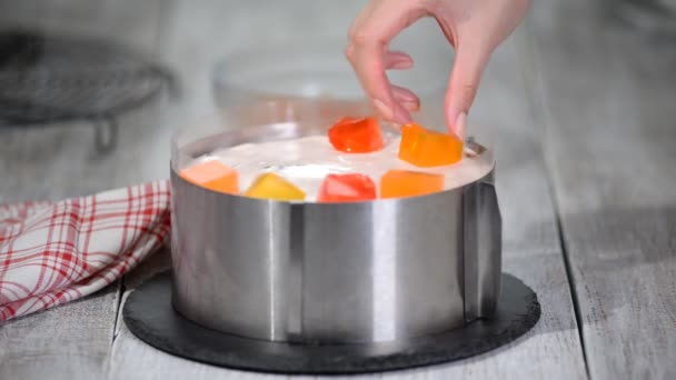 Cake Met Kleurrijke Fruitige Gelei Stukken Maken — Stockvideo