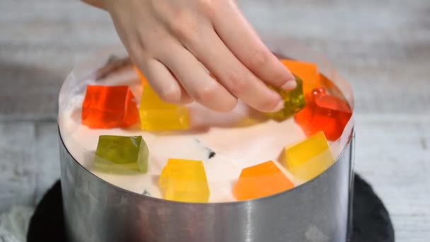 Fazendo bolo com peças coloridas de geléia frutada . — Vídeo de Stock