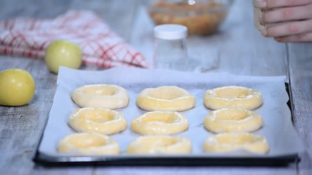 Wanita tangan melumasi roti dengan telur. Memasak roti terbuka dengan Vatrushka apel - pembuatan roti tradisional Rusia. Seri . — Stok Video