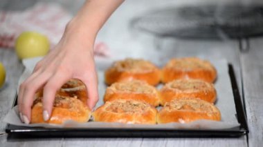 Taze elma Vatrushka ve shtreyzelem ile Maya açık buns pişirme.