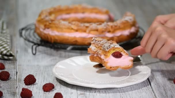 Házi choux cukrászda torta Párizs-Brest, málna, mandula por cukor. Francia desszert. — Stock videók