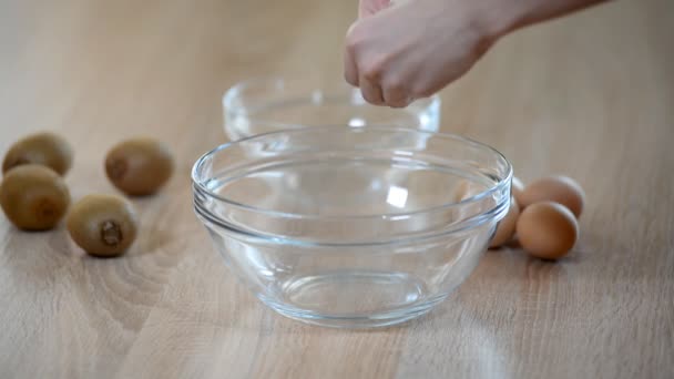 Eiweiß und Eigelb trennen. Biskuitkuchen backen. — Stockvideo