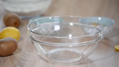 Kadın elleri yumuşak tereyağı kaseye koyarak. Adım pişirme kek, hamur hazırlama yapma. Malzemeler: tereyağı, şeker, yumurta.