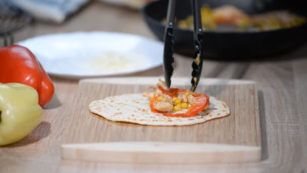 Kocken att göra tortilla med kyckling, majs och paprika. — Stockvideo