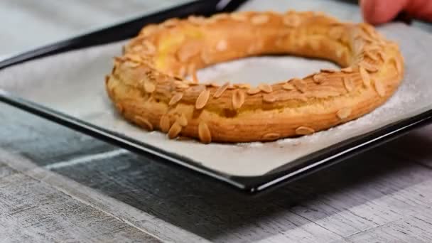 Frisch gebackener Choux-Kuchen. Herstellung hausgemachten Choux Gebäck Kuchen Paris Brust mit Himbeeren. — Stockvideo