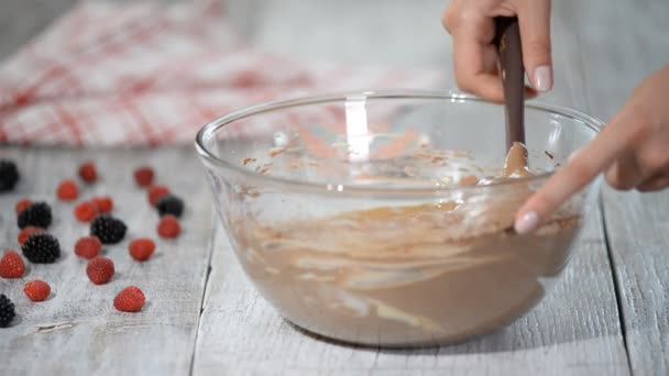 Pastella in fase di creazione in una ciotola di miscelazione vetro in cucina . — Video Stock