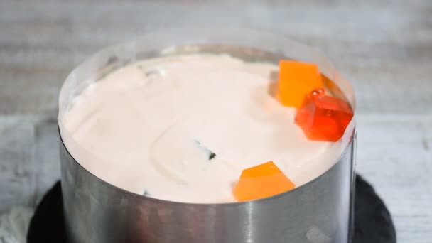 Hacer pastel con piezas coloridas de gelatina afrutada . — Vídeos de Stock
