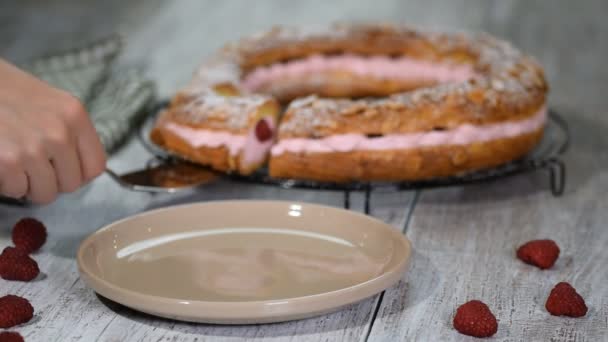 Pastel de choux casero Paris Brest con frambuesas, almendras, azúcar en polvo. Postre francés . — Vídeos de Stock