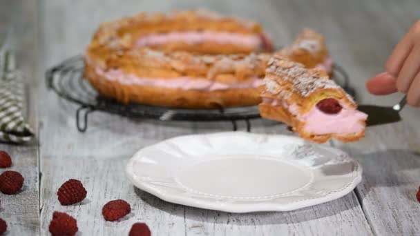 Hausgemachter Choux-Gebäckkuchen Parisbrust mit Himbeeren, Mandeln, Zuckerpulver. Französisches Dessert. — Stockvideo