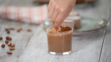 Çikolata sır ile mini mus kek yapmak. Modern Avrupa pasta tatlı.