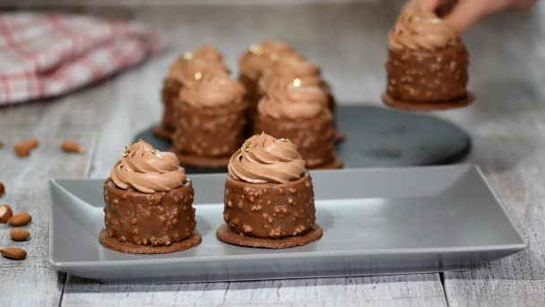 Läckra mini kakor. Fransk chokladkaka med karamell och nötter inuti. — Stockvideo