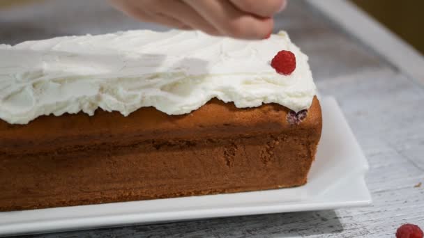 Máslo vanilkový dort na snídani s glazurou a čerstvé jahody. — Stock video