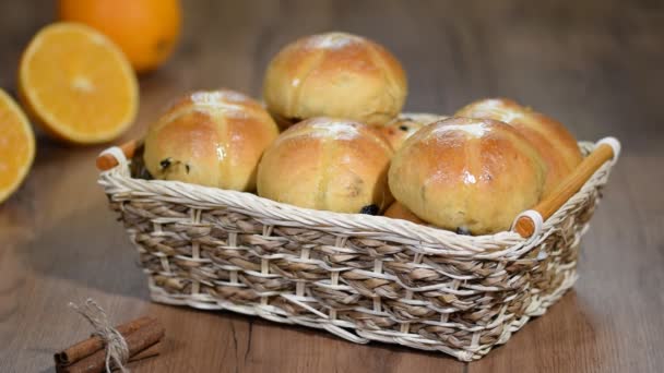 Caseiro Páscoa quente cruz pães — Vídeo de Stock