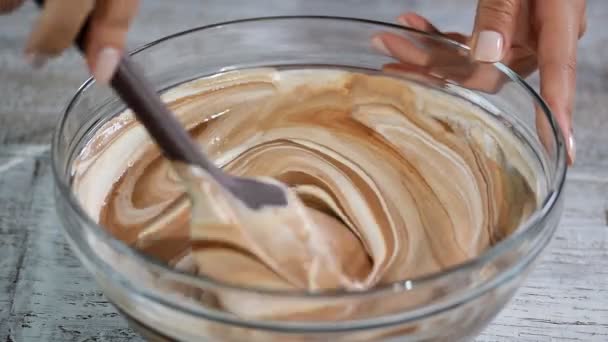 O processo de fazer mousse de chocolate — Vídeo de Stock