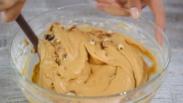 Ein Koch in der Küche rührt in einer Glasschüssel mit Spachtel. Herstellung von Karamell-Äpfeln Kuchen. — Stockvideo