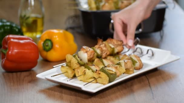 Kebab de pollo con verduras — Vídeos de Stock