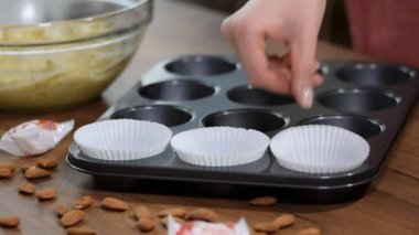 Kekler ve metal tepsi kekleri için boş kağıt formlar