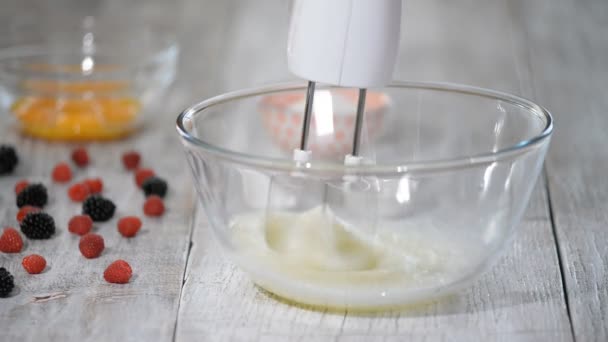 Keuken mixer het eiwit van eieren witte verslaan in een dikke schuim. — Stockvideo