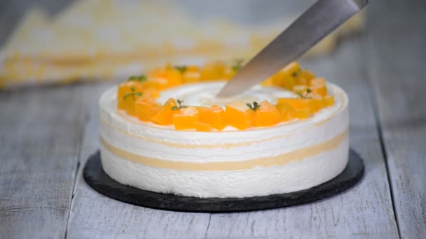 Perzik mousse cake geserveerd met perziken. — Stockvideo