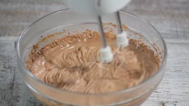 Çikolatalı krem şanti ile elektrikli karıştırıcı.