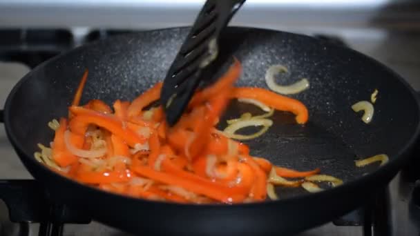 सब्जियां एक पैन में तली हुई हैं — स्टॉक वीडियो