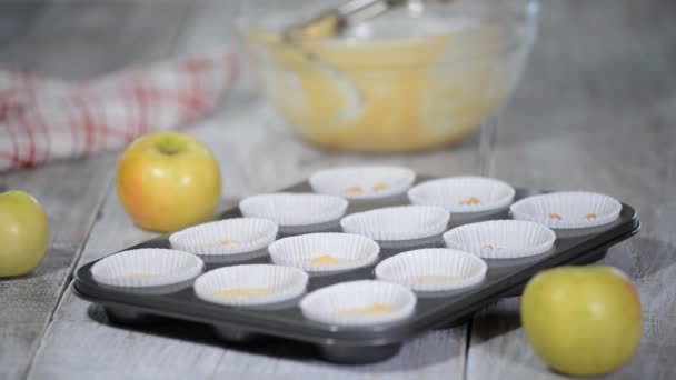 Verser le mélange de gâteau dans la casserole. Fabrication de muffins aux pommes et préparation de cupcakes . — Video