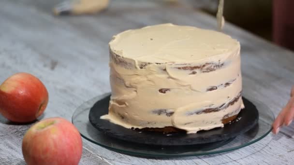 Irreconocible Hembra Pastelería Cocinar Apretando Crema Apetecible Capa Pastel Cocina — Vídeo de stock