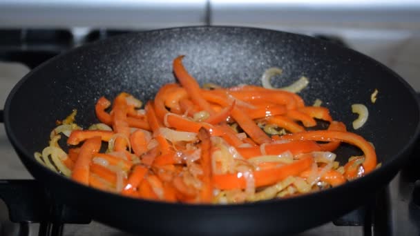 As verduras fritam-se em uma panela — Vídeo de Stock