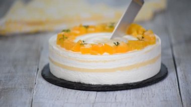 Şeftali ile hizmet şeftali mousse kek.