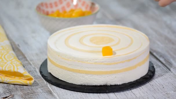 Украсьте торт из мусса кусочками персиков . — стоковое видео