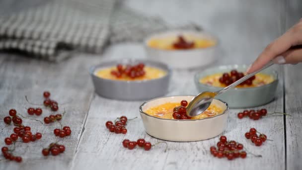 Creme brulee - traditional french vanilla cream dessert with caramelised sugar on top. — Stock Video