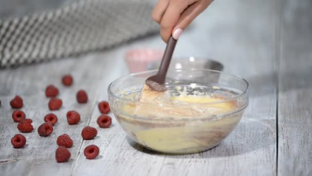 Cukrářů dívka je míchání těsta s kulinářské špachtle pro pečení čokoládové sušenky dort. domácí cukrovinky. — Stock video