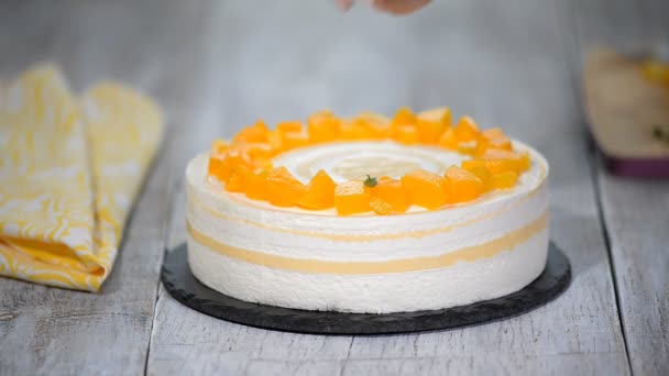 Őszibarack Mousse torta díszítik mentalevél. — Stock videók