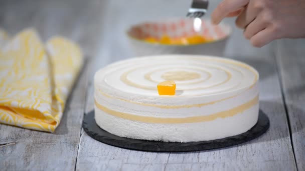 Dekorera mousse tårta med bitar persikor. — Stockvideo