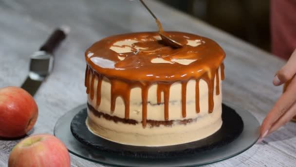 Delicious apple cake decorating with homemade caramel sauce. — Stock Video