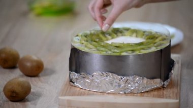 Kivi ile mus kek süslemeleri.