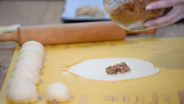 Kuchař dává ořechů Náplň na těsto. Výroba droždí kynuté buchty. — Stock video