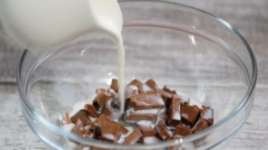 Sıcak krem dökme. Çikolata ganache yapma. Ganache olduğunu bir krema veya hamur işleri ve çikolata ve krema yapılmış sır için doldurma.