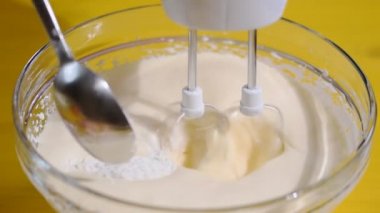Elmalı turta hazırlamak için kadın un hamur içine ekleme.