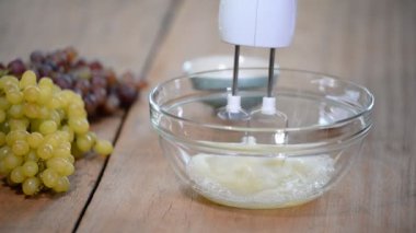 Kadın dayak yumurta akı krem mikser kapta ile eller.