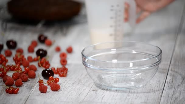 Pouring cream in the glass bowl. — Stock Video