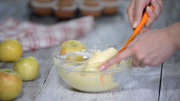 Elaboración de una crema amarilla para pastel casero . — Vídeos de Stock