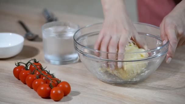 Kneten von Mürbeteig mit den Händen. Weibliche Hände machen Teig — Stockvideo