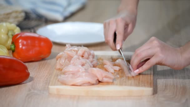 Chef femme coupe le poulet à la cuisine . — Video