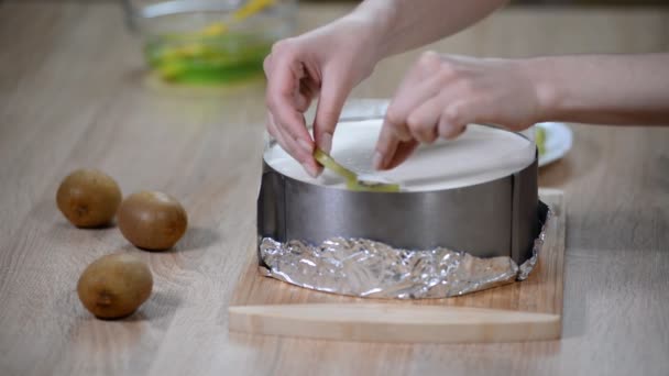 Decorar bolo de mousse com kiwi . — Vídeo de Stock