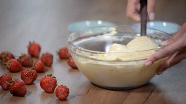 Malzemeler ve Sünger kek yemek pişirmek için kaplar pişirme. Sünger kek pişirme işlemi. Hamur karıştırma kadın.