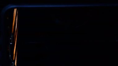 Kız çerezleri fırın tepsisiyle fırına koy..