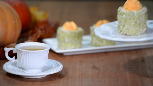 Vynikající dýňová mini dort s šálkem čaje. — Stock video